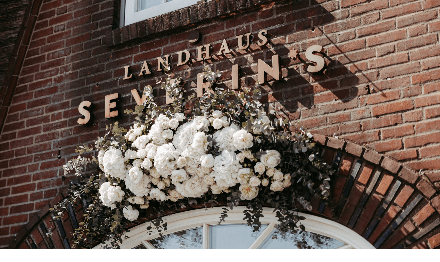 Blumendekoration am Eingang – Landhaus Severin*s